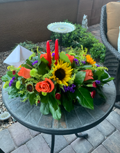 Load image into Gallery viewer, SUN FLOWER HOLIDAY CENTERPIECE
